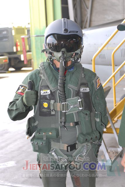 自衛隊パイロットは敵勢力のど真ん中で撃墜された ブラックホーク のパイロットのようにサブマシンガンで武装しているの パイロットの装備と携行品を知る Jieitaisaiyou Com