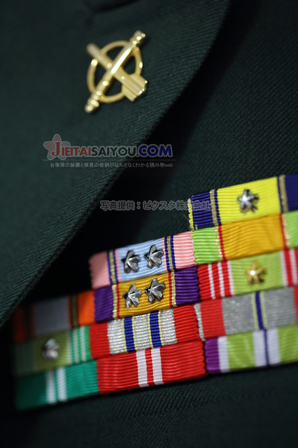 自衛官が制服の胸に装着する き章 と 防衛記念章 とは Jieitaisaiyou Com