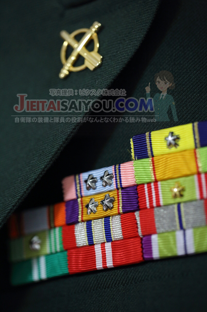 自衛官が制服の胸に装着する『き章』と『防衛記念章』とは ...